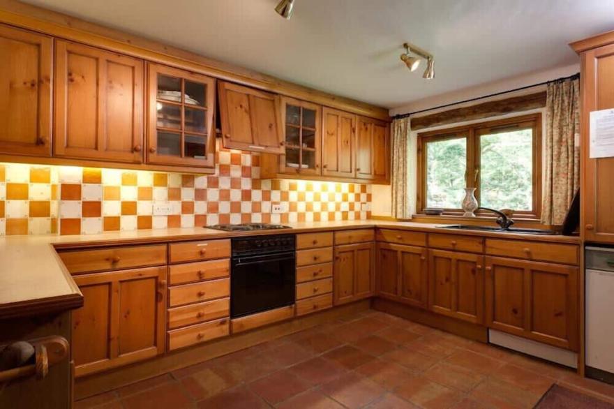 RIVERSIDE, family friendly, with open fire in Troutbeck