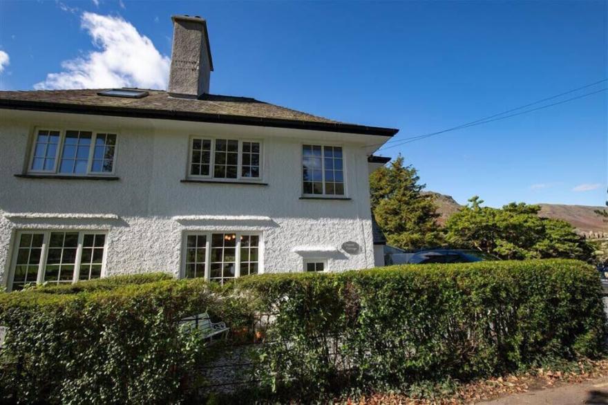 CROZIER COTTAGE, pet friendly, with open fire in Ambleside
