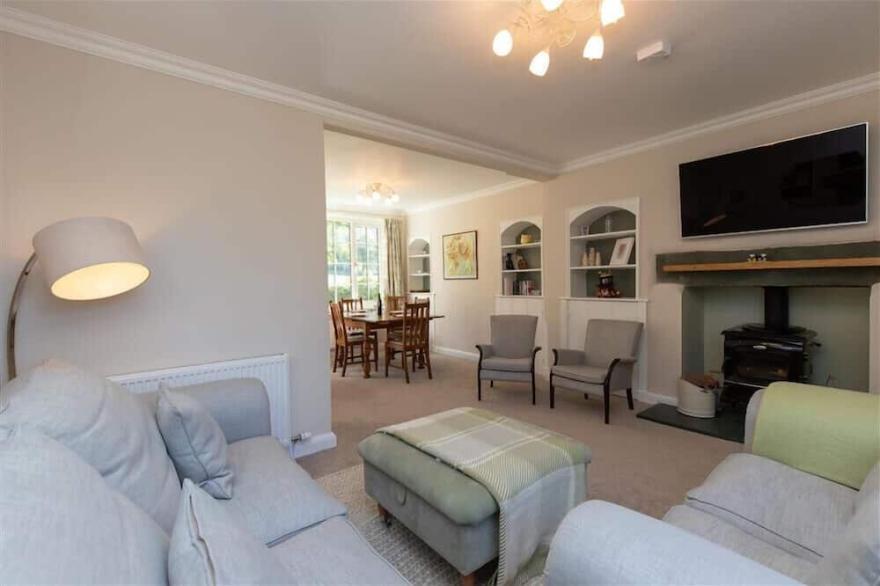 CROZIER COTTAGE, pet friendly, with open fire in Ambleside