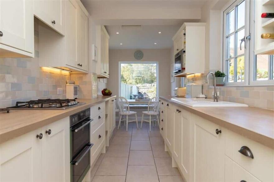 CROZIER COTTAGE, pet friendly, with open fire in Ambleside
