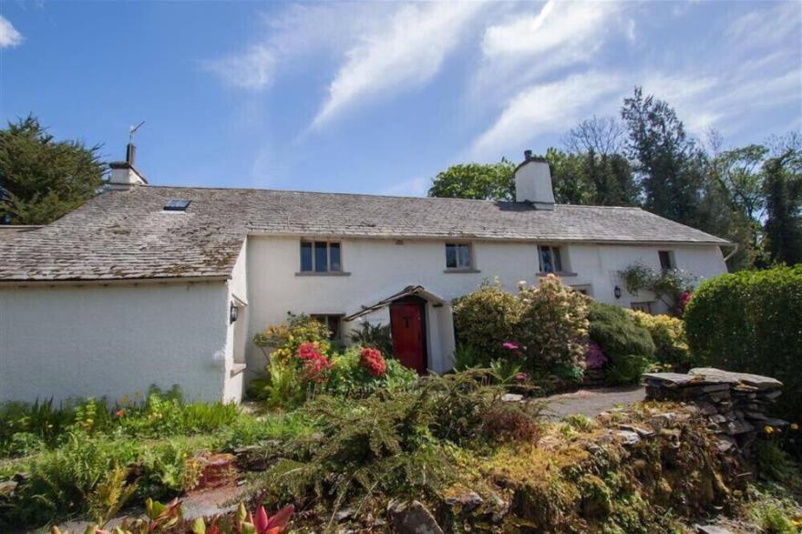 OLD DROOMER, pet friendly, with open fire in Windermere