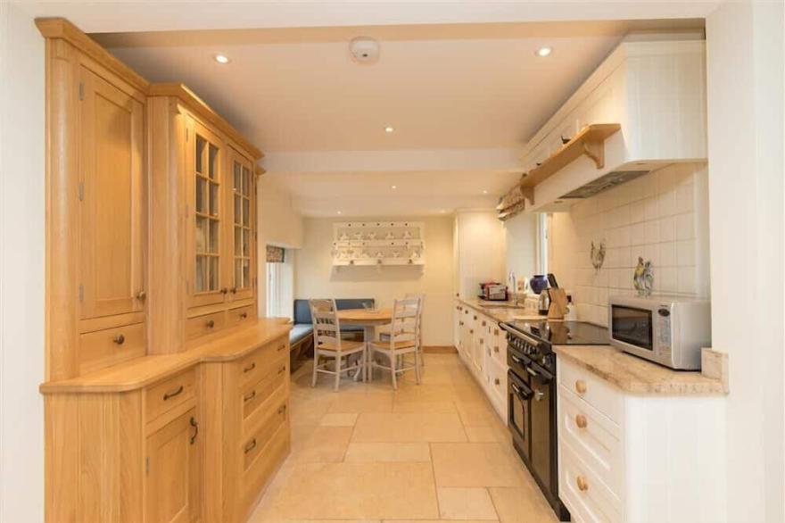 OLD DROOMER, pet friendly, with open fire in Windermere