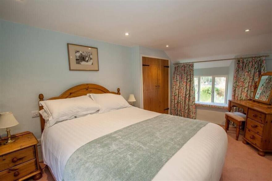 OLD DROOMER, pet friendly, with open fire in Windermere