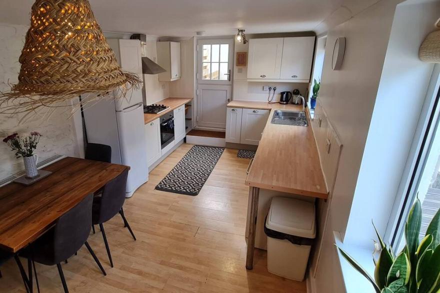 Cosy cornish dog friendly cottage, 5 mins from beach