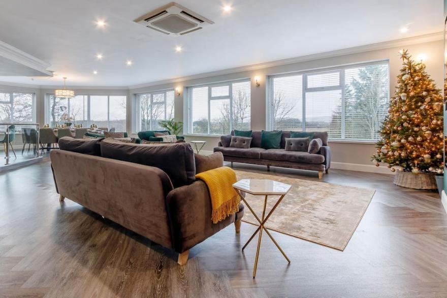 5 bedroom accommodation in Penicuik