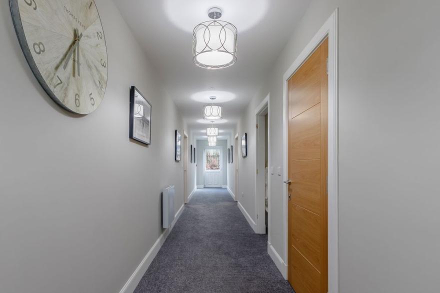 5 bedroom accommodation in Penicuik