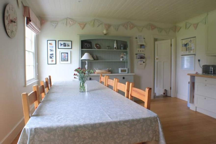 Pointside - Three Bedroom House, Sleeps 8