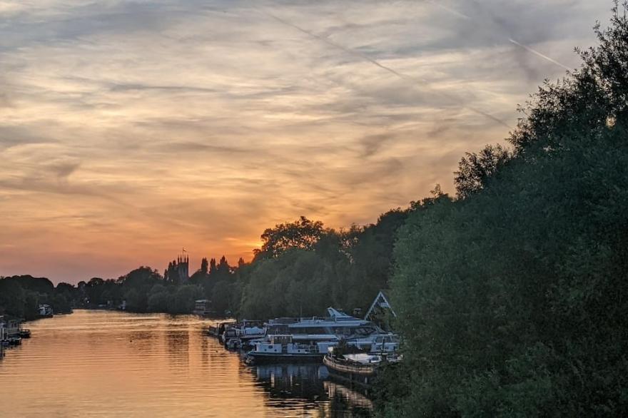Tulana Taggs, floating home & hot tub on island idyll - Hampton Court & Richmond