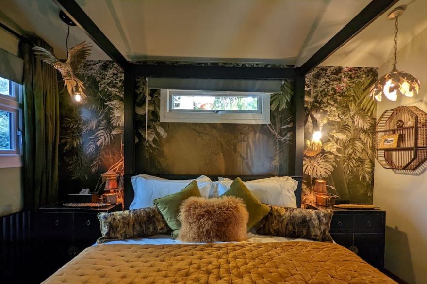 Tulana Taggs, floating home & hot tub on island idyll - Hampton Court & Richmond