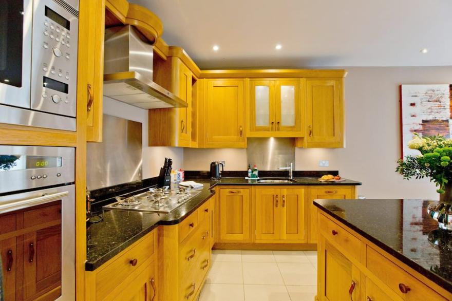 Stunning 3 Bedroom Mews House Near Hyde Park