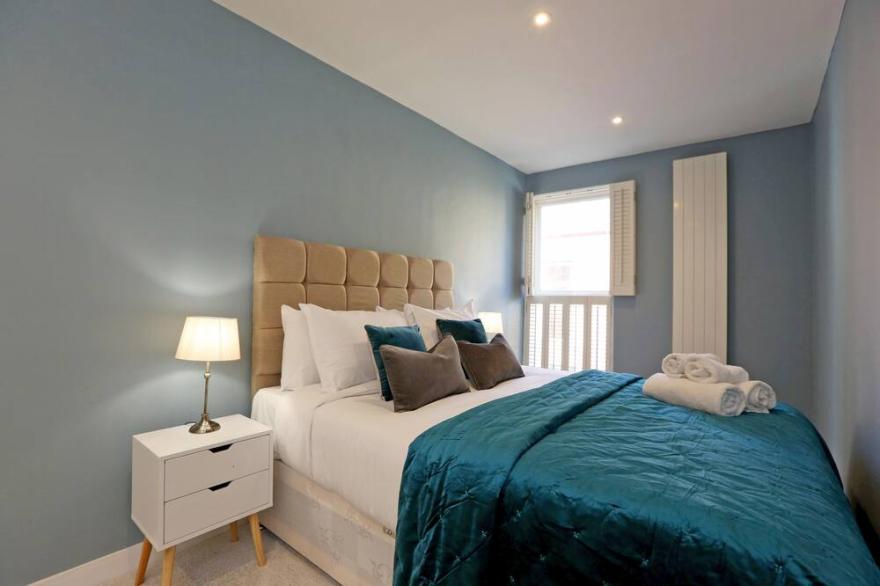 Three Bedroom Mews House Earls Court