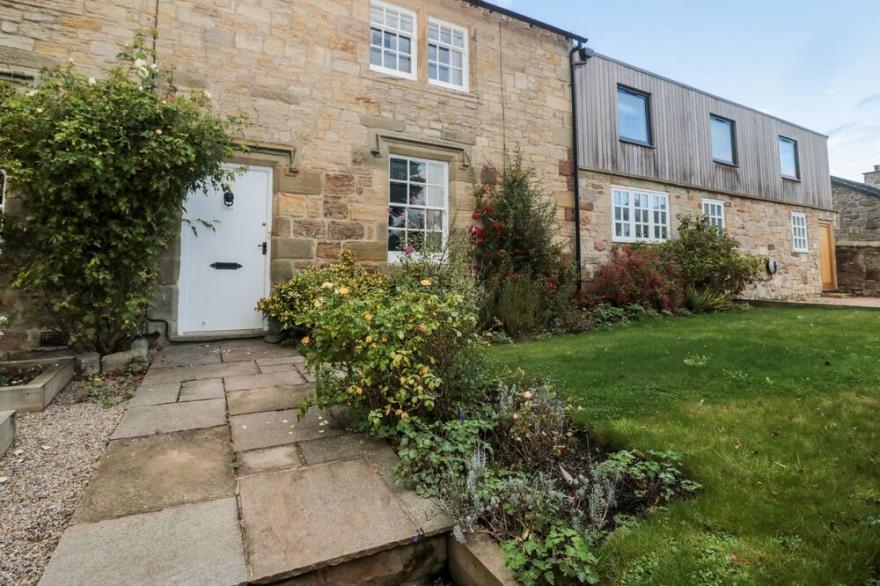 4 HIGH HAUXLEY, pet friendly, character holiday cottage in Amble