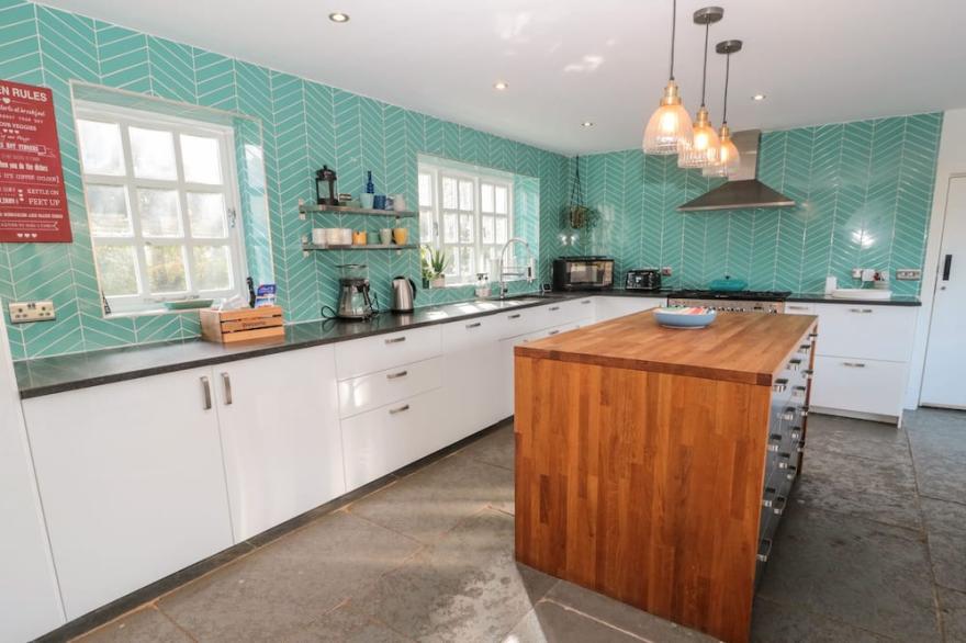 4 HIGH HAUXLEY, pet friendly, character holiday cottage in Amble