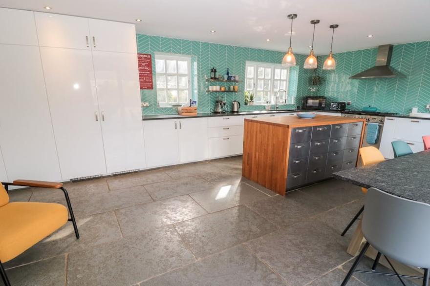 4 HIGH HAUXLEY, pet friendly, character holiday cottage in Amble