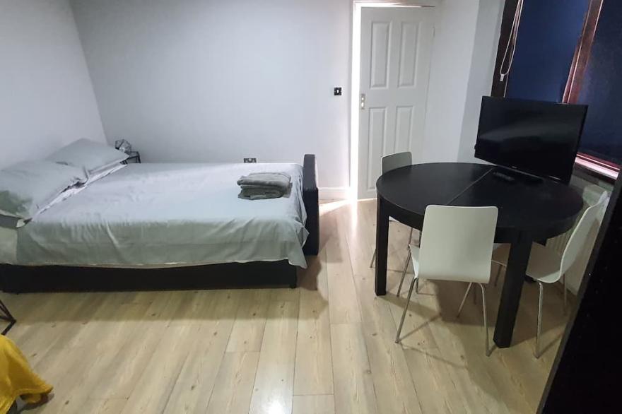 Modern Spacious apartment, minute walk to metro.