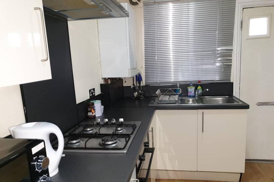 Modern Spacious apartment, minute walk to metro.