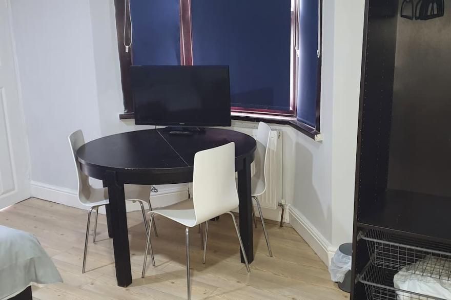 Modern Spacious apartment, minute walk to metro.