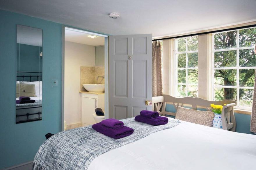 Luxury apartment sleeps 10 near Bath.Parking, Wifi, Ensuites, Dishwasher, hen dos welcome