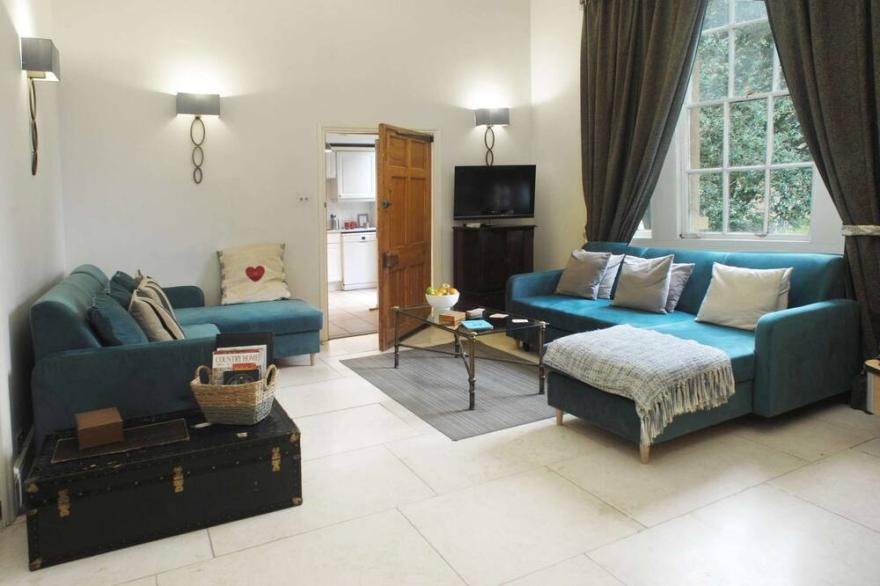 Luxury apartment sleeps 10 near Bath.Parking, Wifi, Ensuites, Dishwasher, hen dos welcome