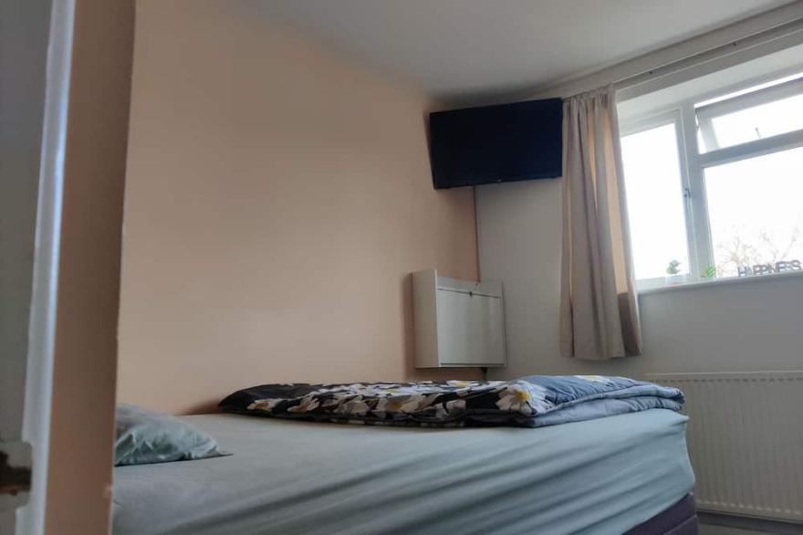 Excellent double bed room within easy reach of Heathrow Airport