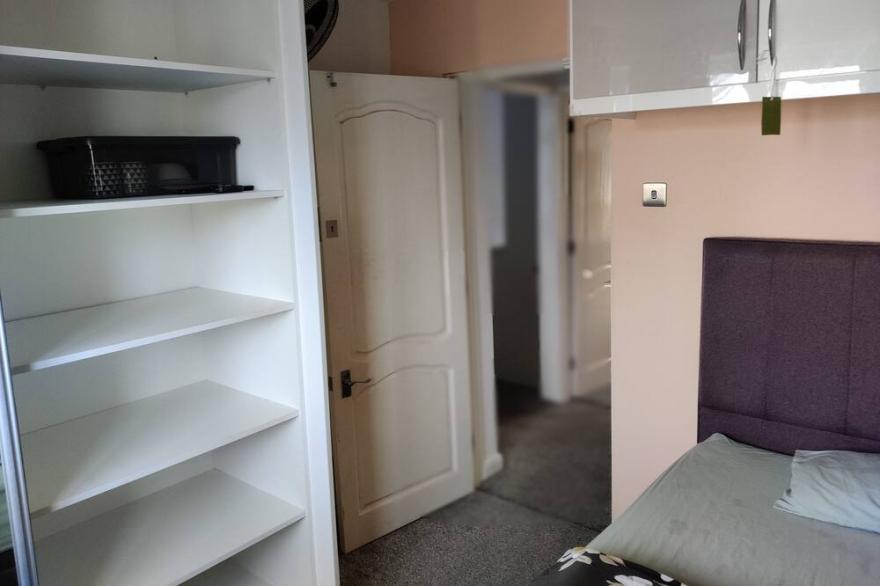 Excellent double bed room within easy reach of Heathrow Airport