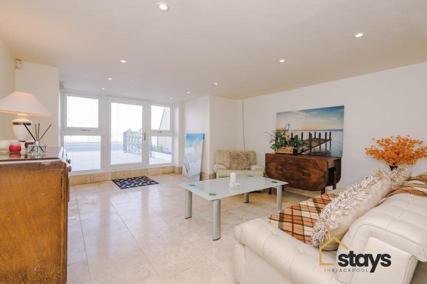 6 Bedroom beach front property with breathtaking sea views