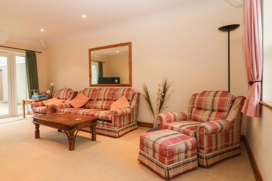 BRYN LLEUDDAD, pet friendly, with a garden in Sarn Meyllteyrn
