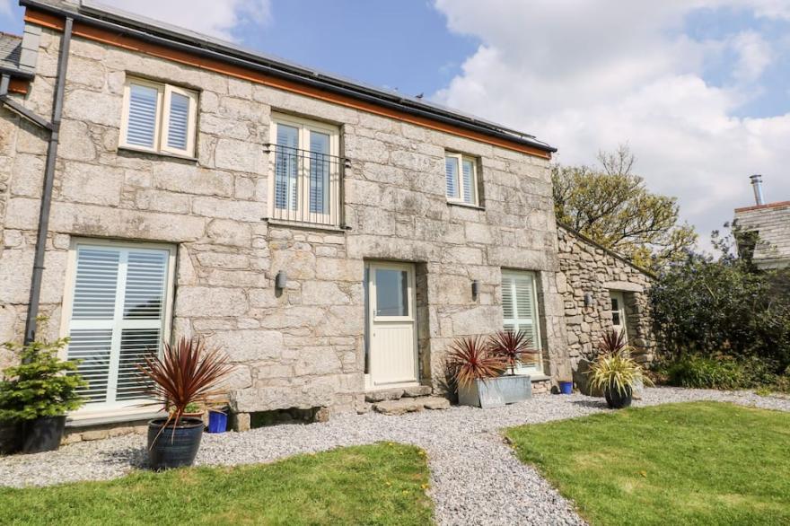 BLACK ROCK, pet friendly, with hot tub in St. Austell