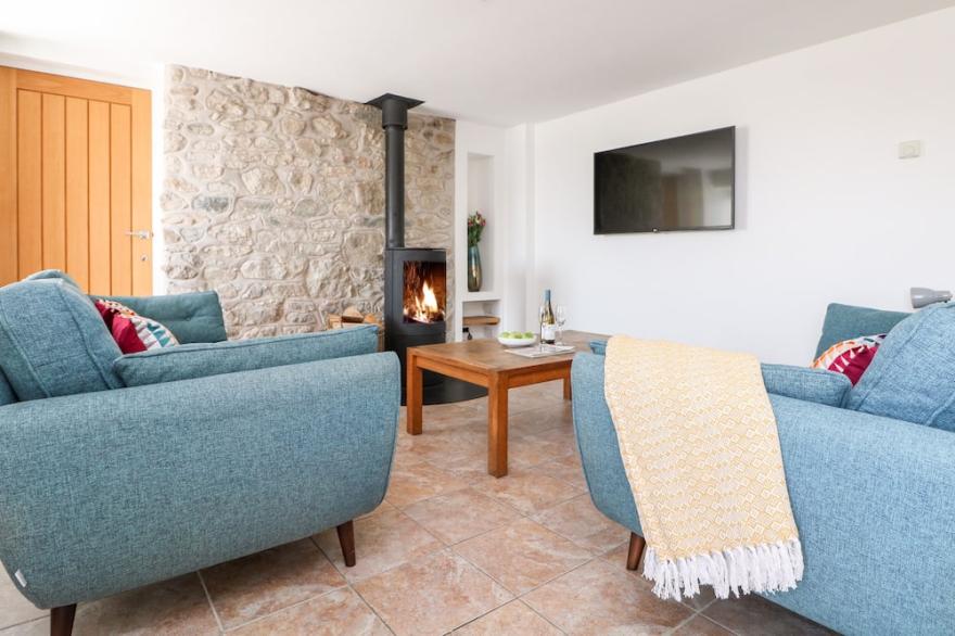 BLACK ROCK, pet friendly, with hot tub in St. Austell