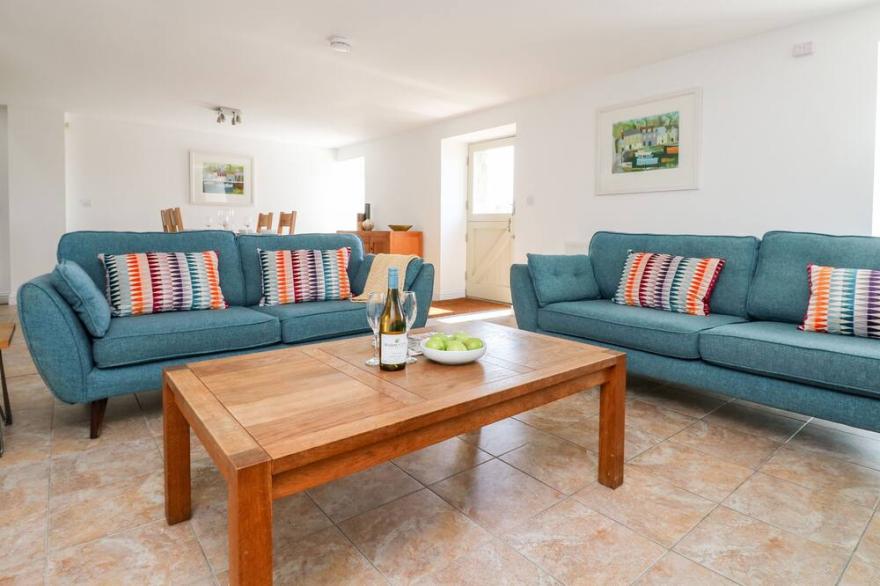 BLACK ROCK, pet friendly, with hot tub in St. Austell