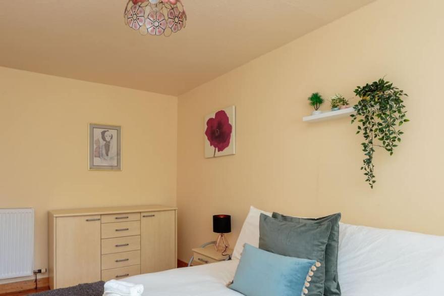 Lovely apartment by the Hillwood Park-Free Parking