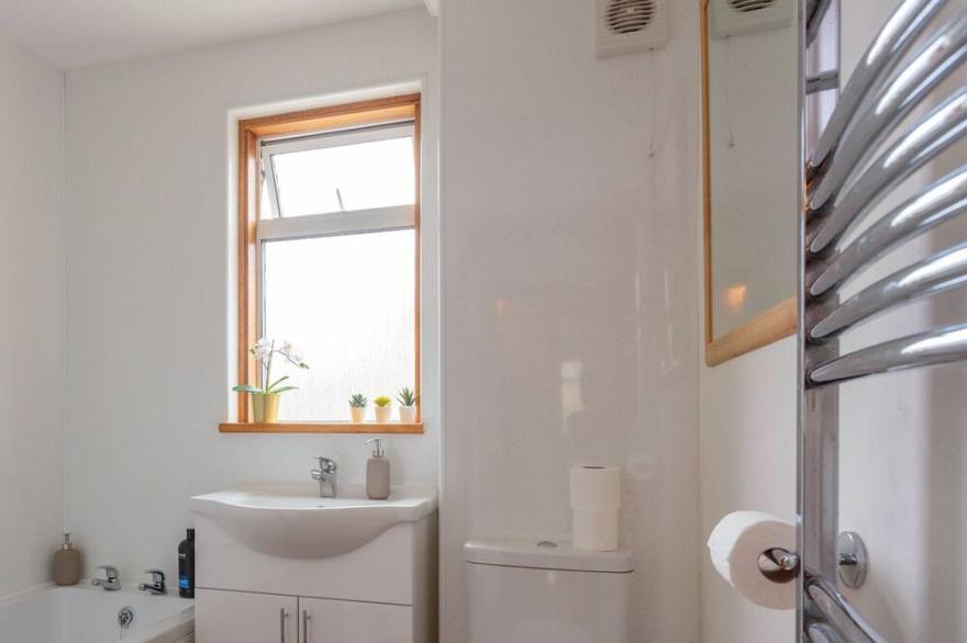 Lovely apartment by the Hillwood Park-Free Parking