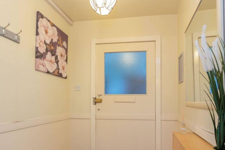 Lovely apartment by the Hillwood Park-Free Parking