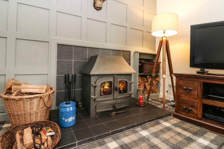 BEN GRIANAN, pet friendly, character holiday cottage in Aberfeldy
