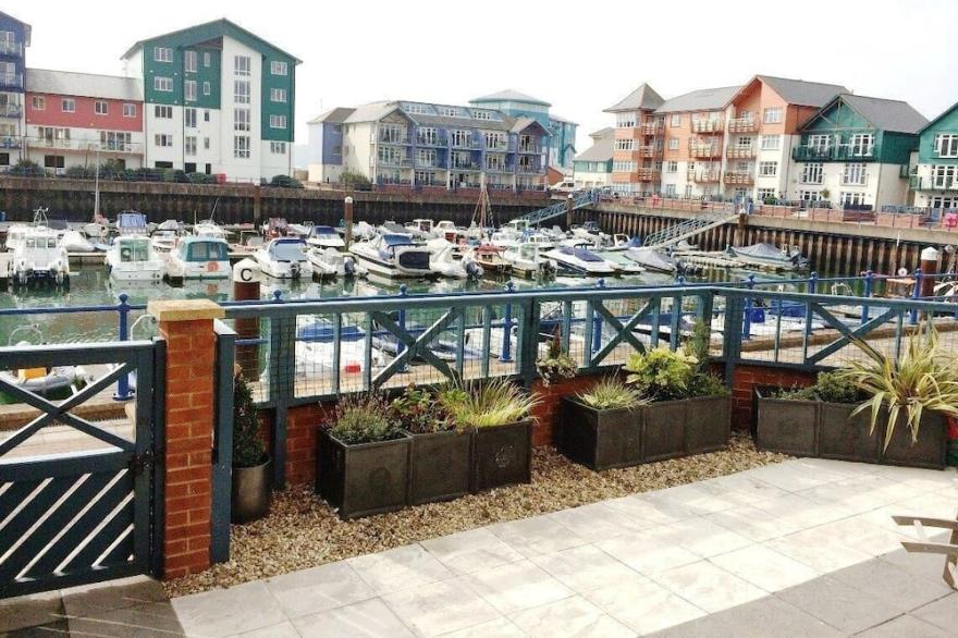 Luxurious Exmouth marina apartment, minutes from miles of sandy beach