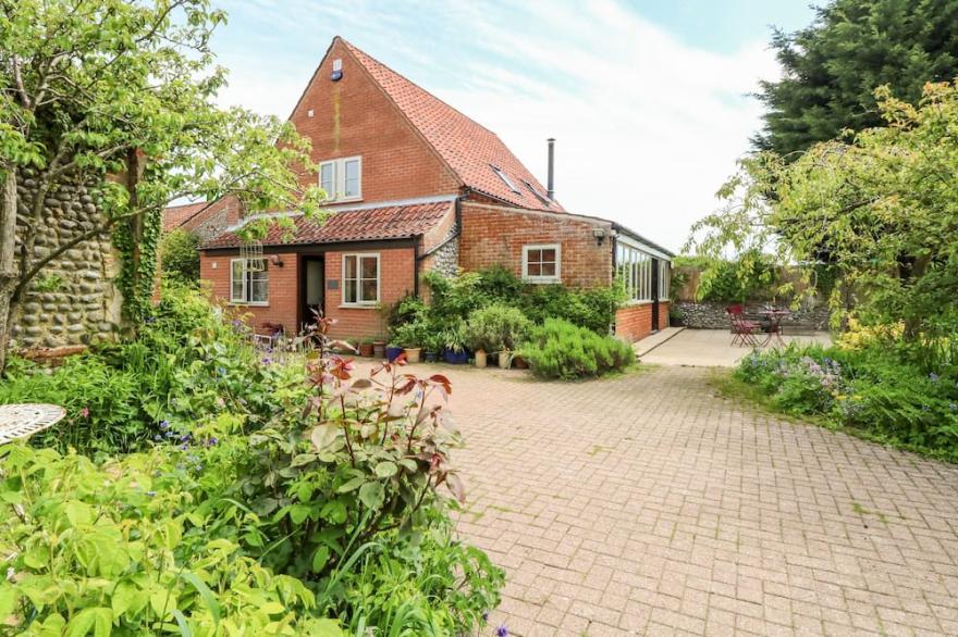 THE HERMITAGE, family friendly, with open fire in Sheringham
