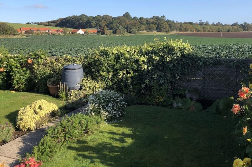 Cosy cottage with stunning farmland views in picturesque East Lothian village