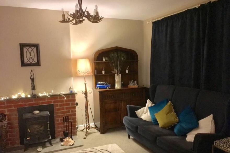 Cosy cottage with stunning farmland views in picturesque East Lothian village