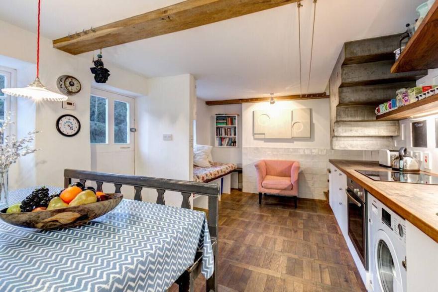 Creek Cottage - Two Bedroom House, Sleeps 4