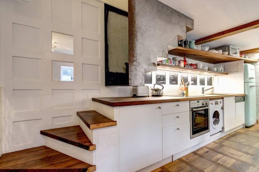 Creek Cottage - Two Bedroom House, Sleeps 4