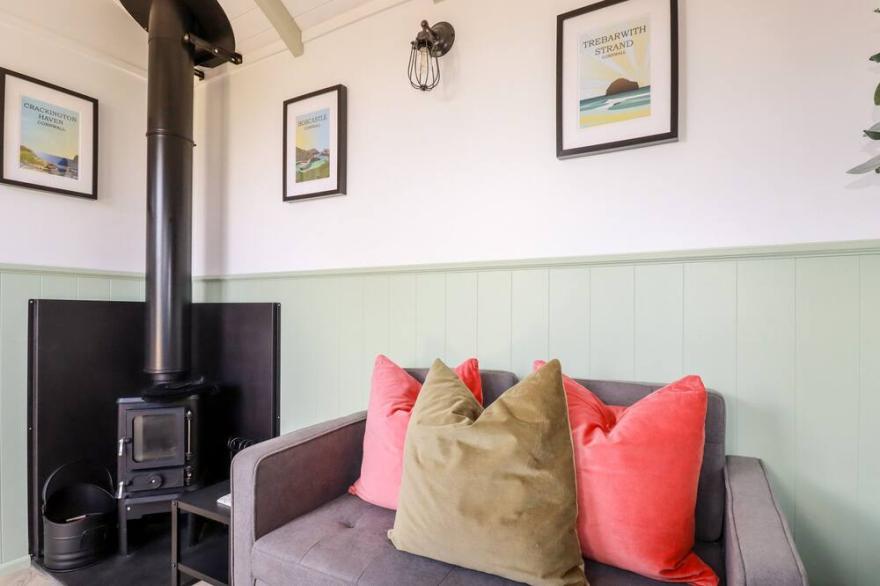 BADGERS REST, romantic, country holiday cottage in Tintagel