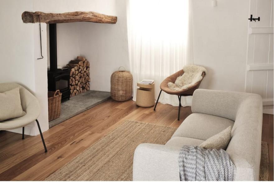 15% off in March - luxury thatched cottage, modern interior, total R&R!