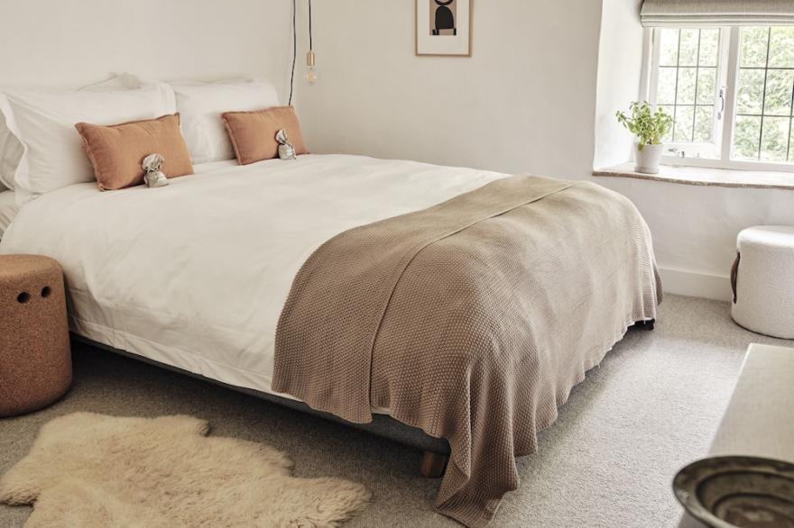 15% off in March - luxury thatched cottage, modern interior, total R&R!