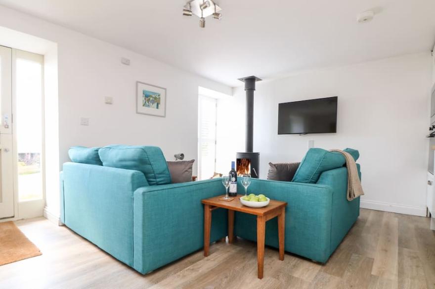 LEGHORN, pet friendly, with hot tub in St. Austell