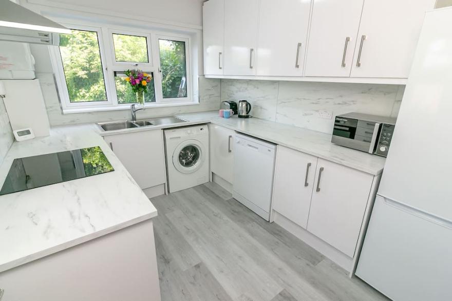 Cambridge 4 bed house. Sleeps 6. Parking &Terrace. 20min walk into town.
