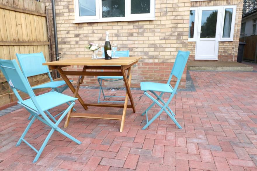 Cambridge 4 bed house. Sleeps 6. Parking &Terrace. 20min walk into town.