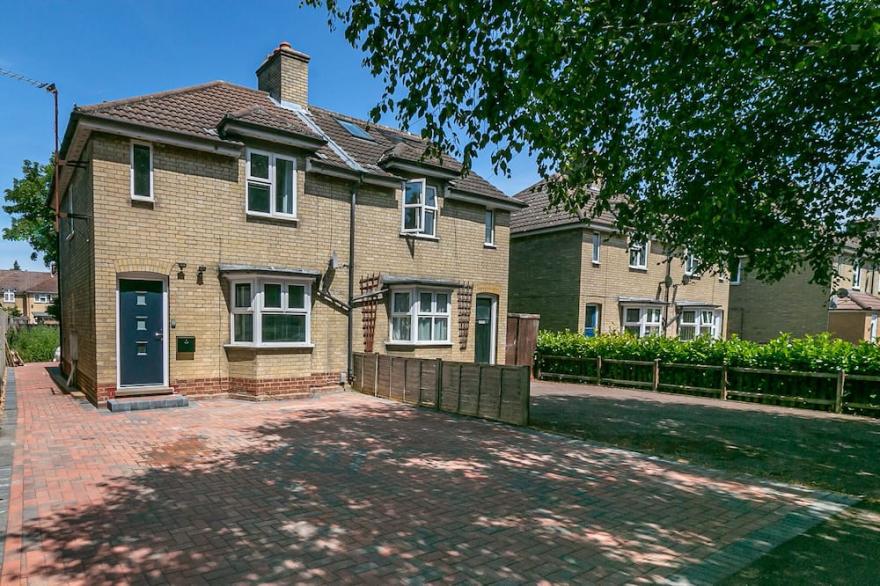 Cambridge 4 bed house. Sleeps 6. Parking &Terrace. 20min walk into town.