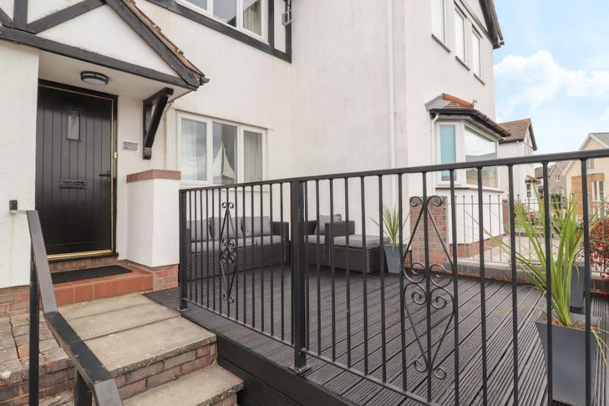 CASTLE VIEW, pet friendly, country holiday cottage in Deganwy