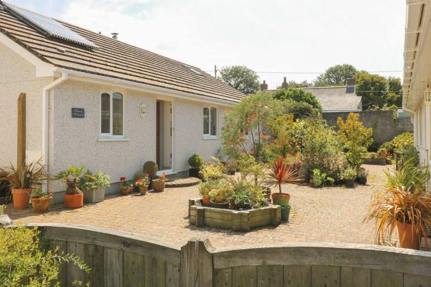 SUNTRAP HIDEAWAY, pet friendly, with open fire in St. Austell