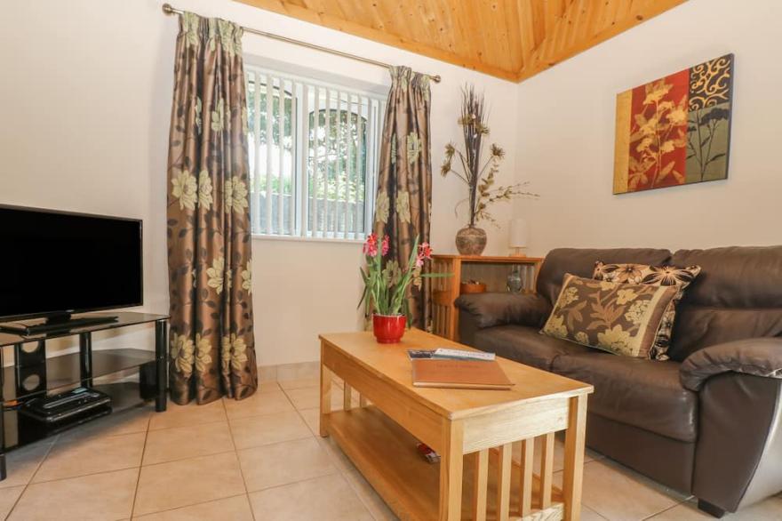 SUNTRAP HIDEAWAY, pet friendly, with open fire in St. Austell